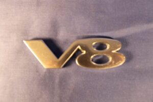(11) MGB HZA4701 V8 BADGE SILVER