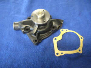 (7) MGC WATER PUMP & GASKET GWP111