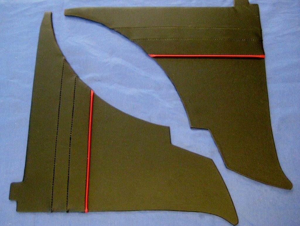 WA128AM MGB ROADSTER BLACK REAR WHEEL ARCH PANEL 1 LINE OF RED PIPING