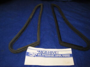 (6a) MGB GT FRONT 1/4 LIGHT GLAZING SEAL AHH7435 AHH7436