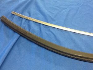AHH6440PR MGB ROADSTER HEADER RAIL SEAL & RETAINER