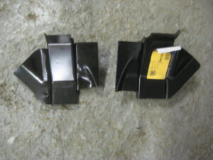 (40) MGB REAR SPRING FRONT HANGER BMH9002/3 1962-74