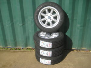 MGB V8 SET OF 4 15" X 5.5J PLAIN SILVER ALLOY WHEELS & V8 BRANDED TYRES FITTED & BALANCED