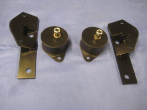 (15) MGB V8 PAIR ENGINE MOUNTING BRACKETS & 2 ENGINE RUBBER MOUNTS BHH991/2K