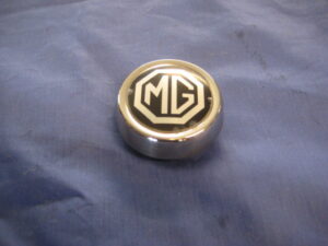 (17) MGB ROSTYLE CENTRE CAP INC BADGE AHH9268