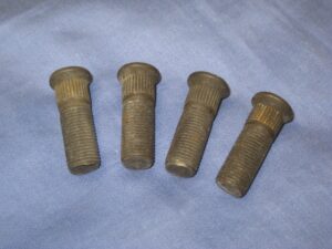 BTB229 MGB REAR WHEEL STUD TUBE AXLE