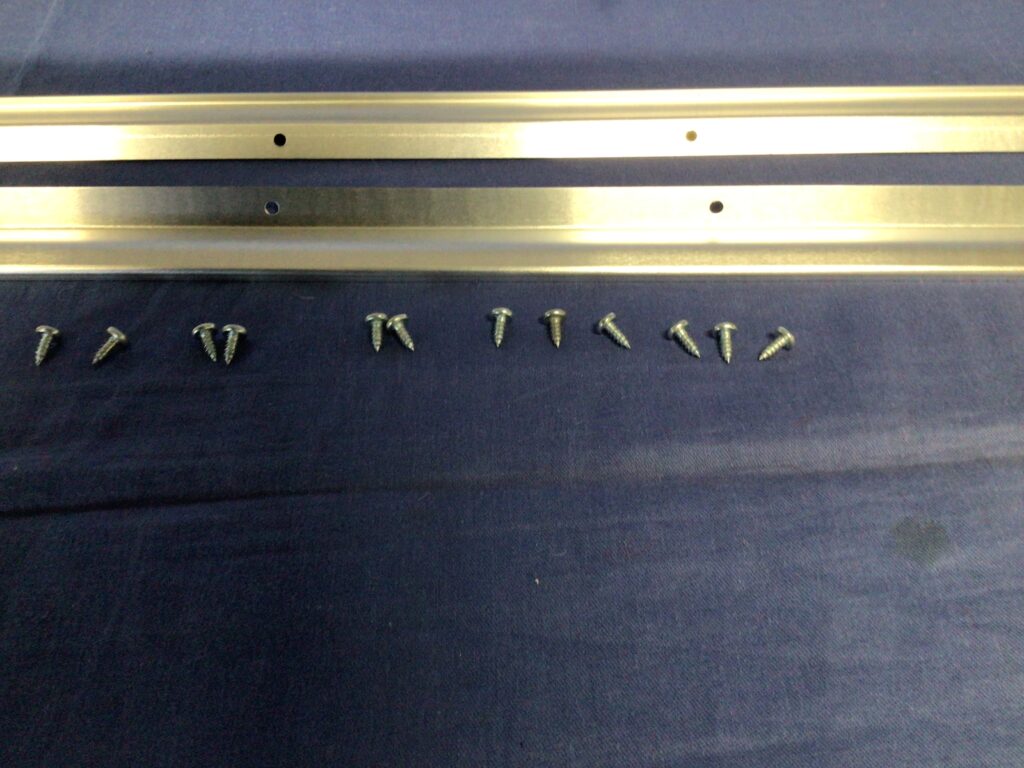 AHH7768KIT PAIR MGB GT DOOR SEAL RETAINERS & SCREWS - Image 3