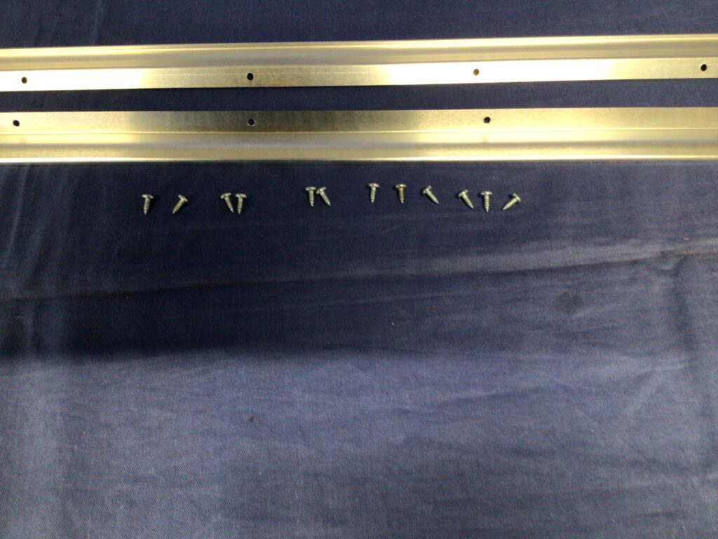 AHH7768KIT PAIR MGB GT DOOR SEAL RETAINERS & SCREWS - Image 4