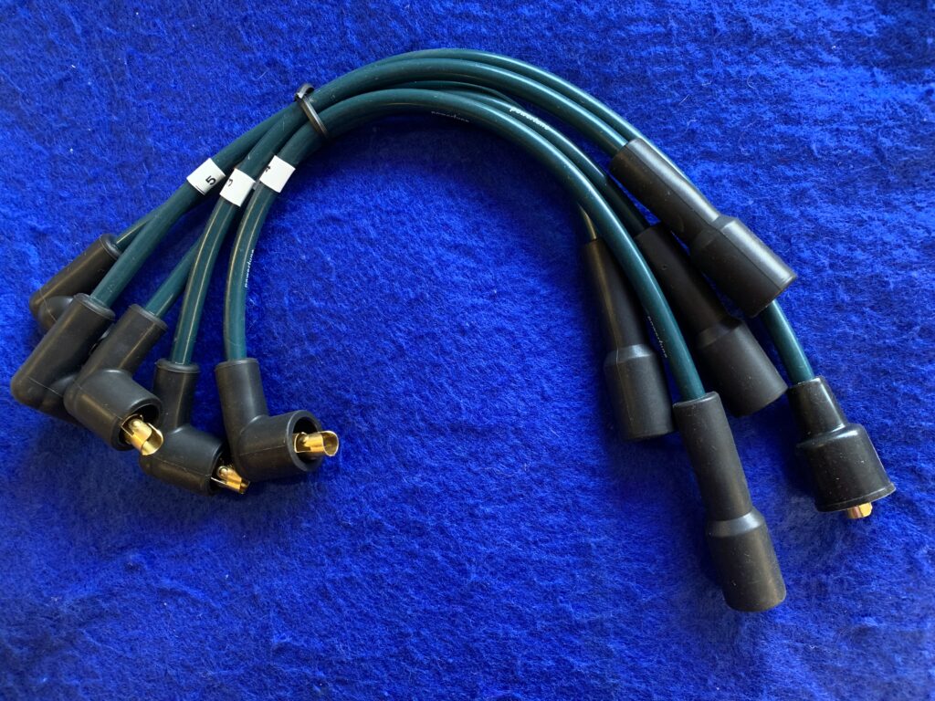 (15) MIDGET 1500 PLUG LEAD SET GHT152