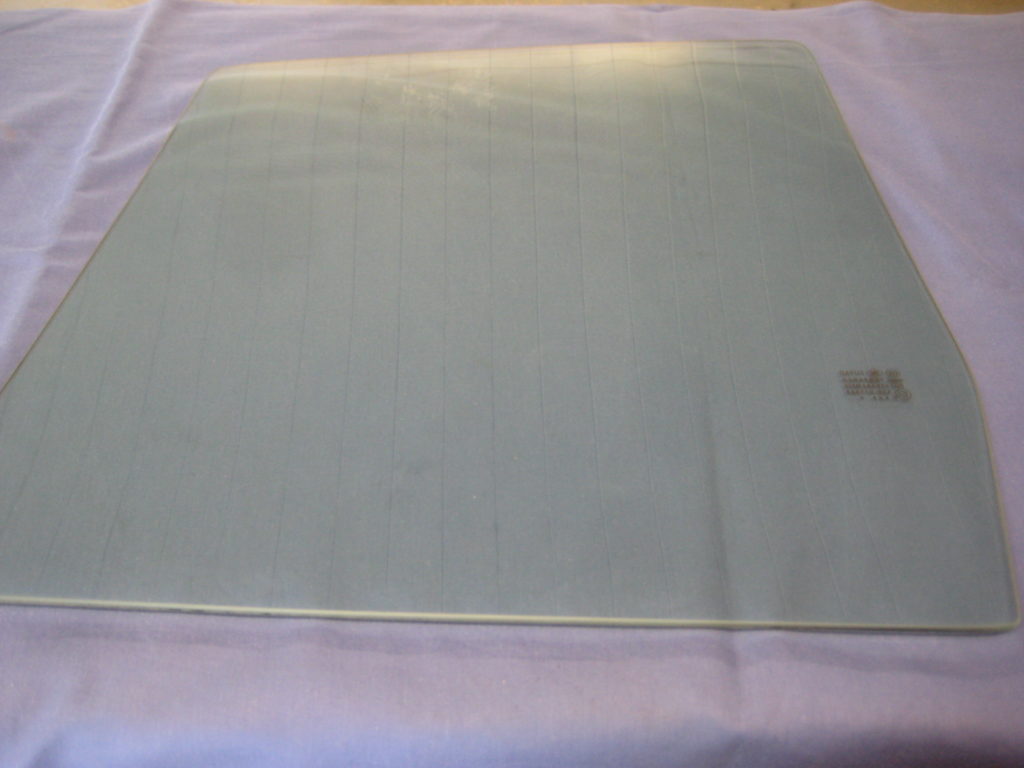 (16) BHH311/2 MGB GT DOOR GLASS GREEN TINTED