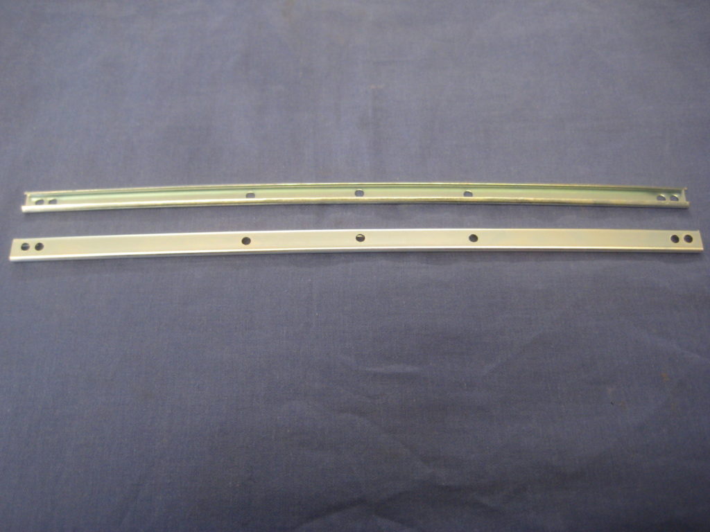 AHH6409 MGB ROADSTER WINDSCREEN PILLAR SEAL RETAINER