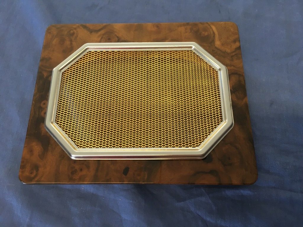 S040K MGB 3 SYNCRO WALNUT VENEER SPEAKER CONSOLE FASCIA INC MESH & SURROUND 1962-67 MK1