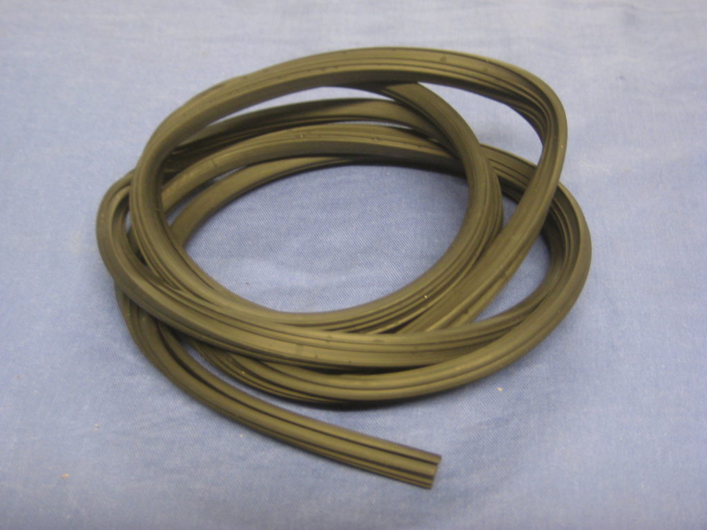 BHH582 MGB GT REAR 1/4 LIGHT GLASS SEAL RUBBER