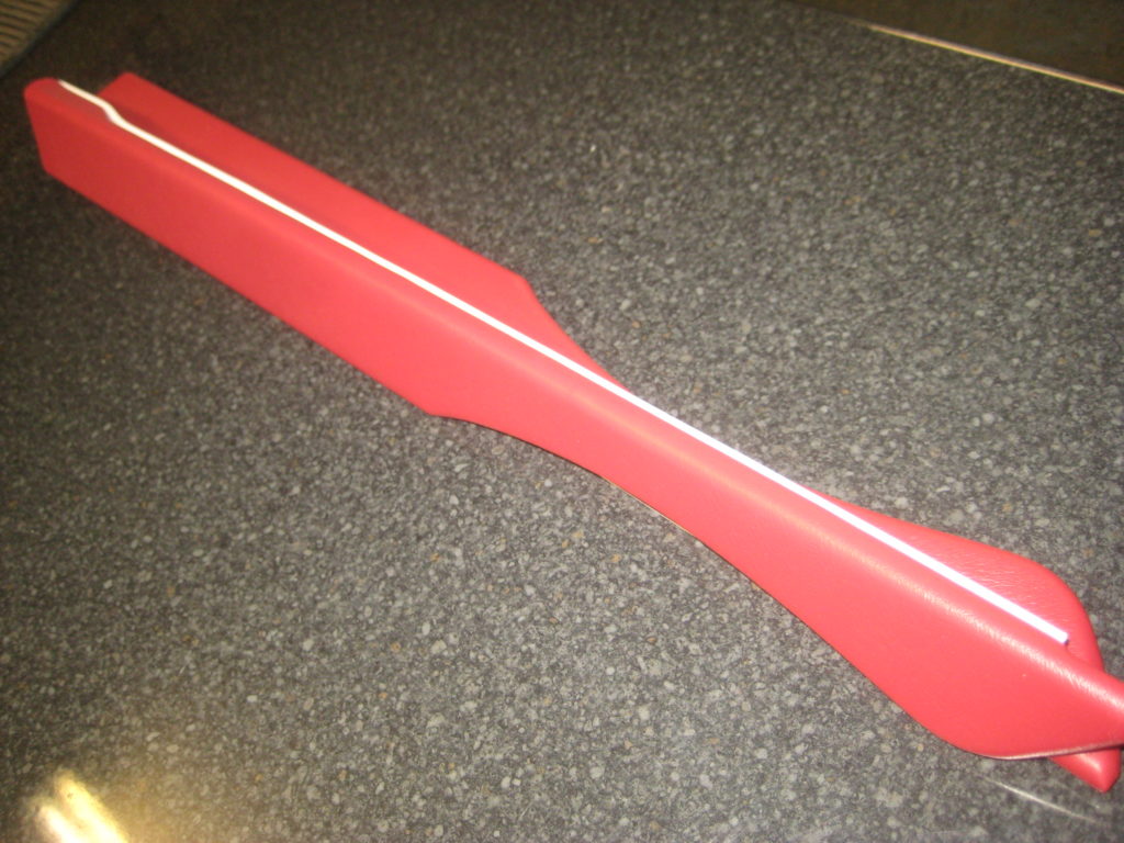 CR149MW MGB GT REAR DOOR CAPPINGS RED WITH WHITE PIPING - Image 2