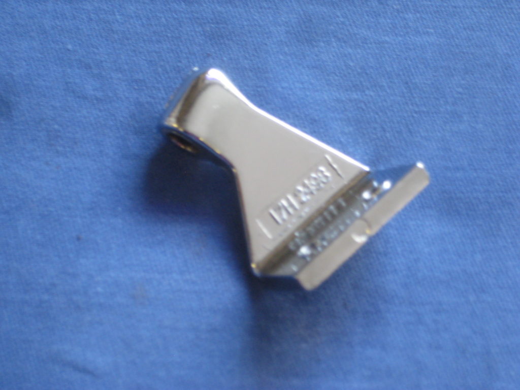 BHH708/9 MGB ROADSTER 1/4 LIGHT LOWER PIVOT HINGE FEMALE