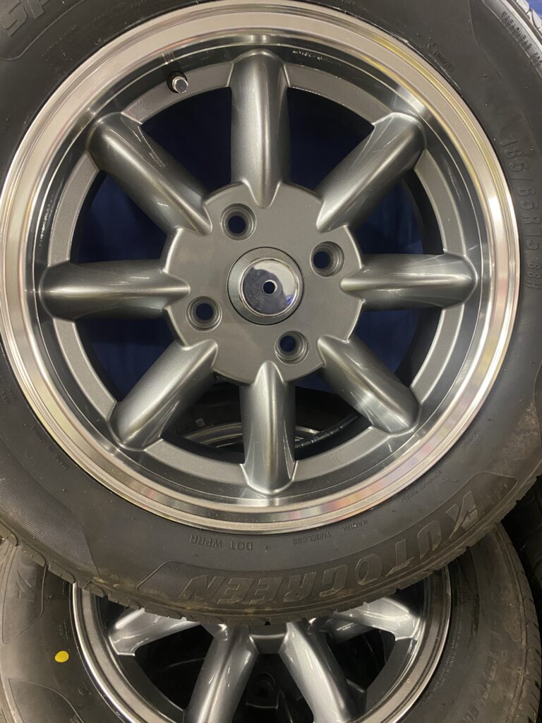 MGB SET OF 4 15" X 5.5J SILVER WITH POLISH RIM ALLOY WHEELS & TYRES 15ASPBU - Image 2