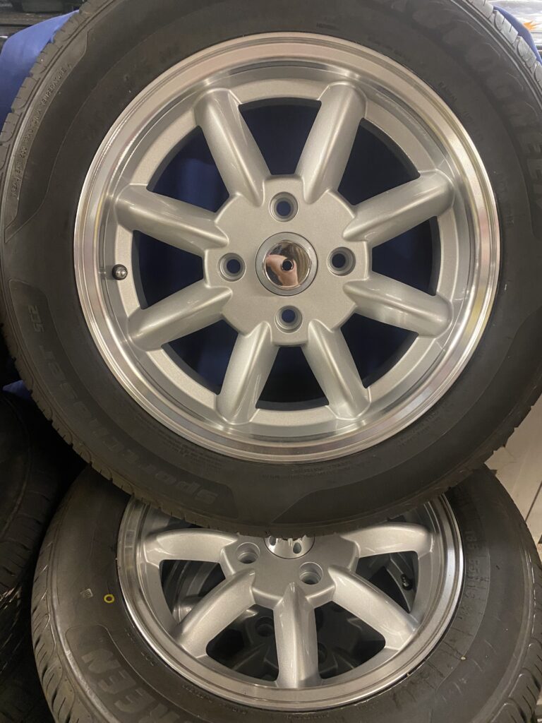 MGB SET OF 4 15" X 5.5J SILVER WITH POLISH RIM ALLOY WHEELS & TYRES 15ASPBU
