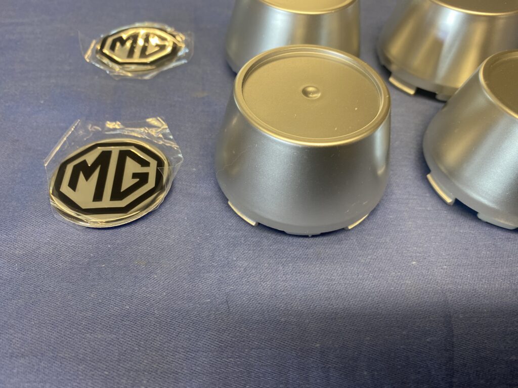 WC001C1X4 MGB & MIDGET SILVER ALLOY WHEEL CENTRE CAPS AND BADGE SET OF 4 - Image 2