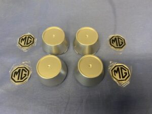 WC001C1X4 MGB & MIDGET SILVER ALLOY WHEEL CENTRE CAPS AND BADGE SET OF 4