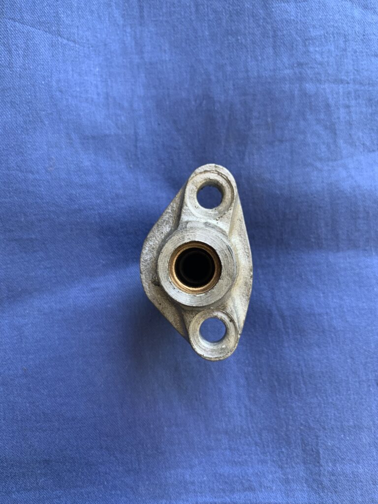 1H591 MGB 3 BEARING TACHO DRIVE HOUSING - Image 3