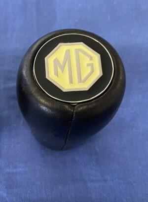 (18) GAC4045/8L MGB & MIDGET LEATHER OR WOODEN GEARKNOB WITH LUXURY ENAMEL MG LOGO
