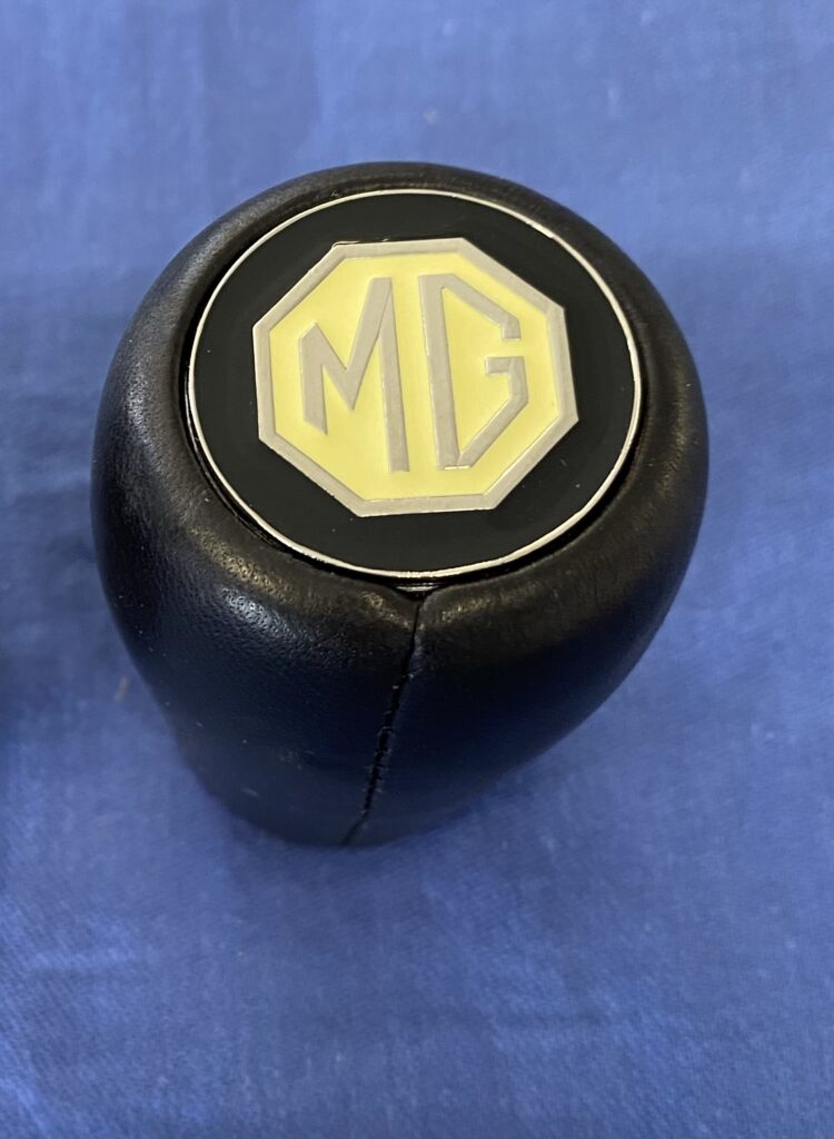 (18) GAC4045/8L MGB & MIDGET LEATHER OR WOODEN GEARKNOB WITH LUXURY ENAMEL MG LOGO