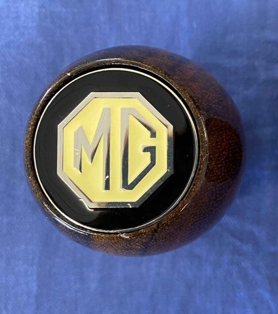 (18) GAC4045/8L MGB & MIDGET LEATHER OR WOODEN GEARKNOB WITH LUXURY ENAMEL MG LOGO - Image 2