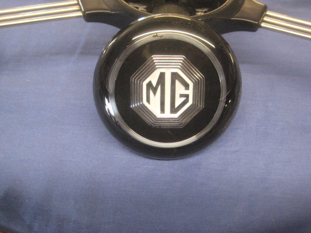 MGA ORIGIONAL STYLE SPOKED STEERING WHEEL AND BADGE AHH6003/4 - Image 4