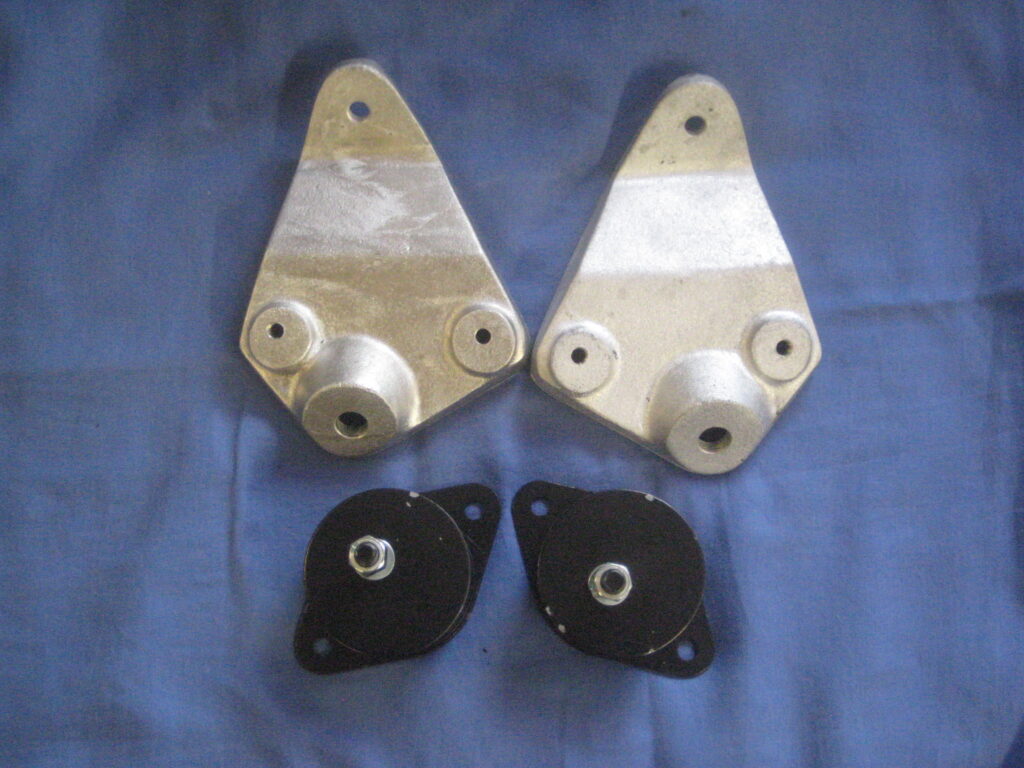 BHH9912AKIT PAIR MGB GT V8 ALLOY ENGINE MOUNTING BRACKETS & RUBBERS